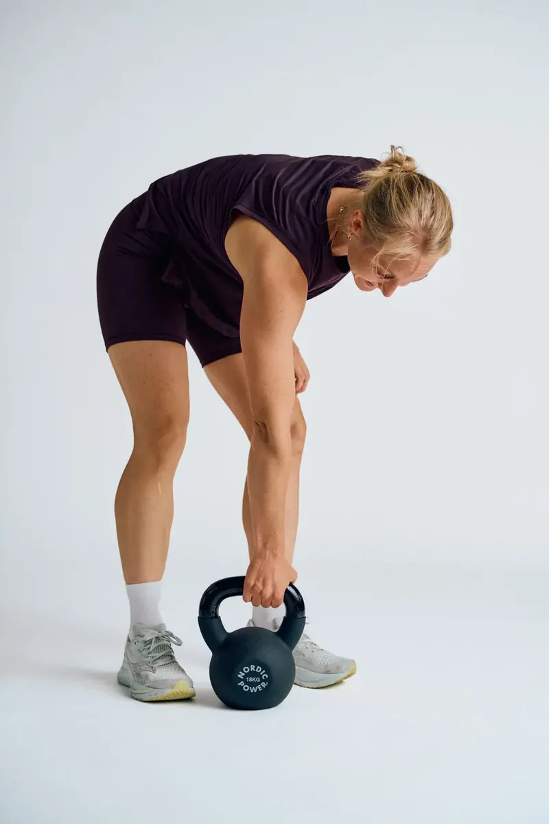 Kettlebell løftes fra gulvet med lige ryg