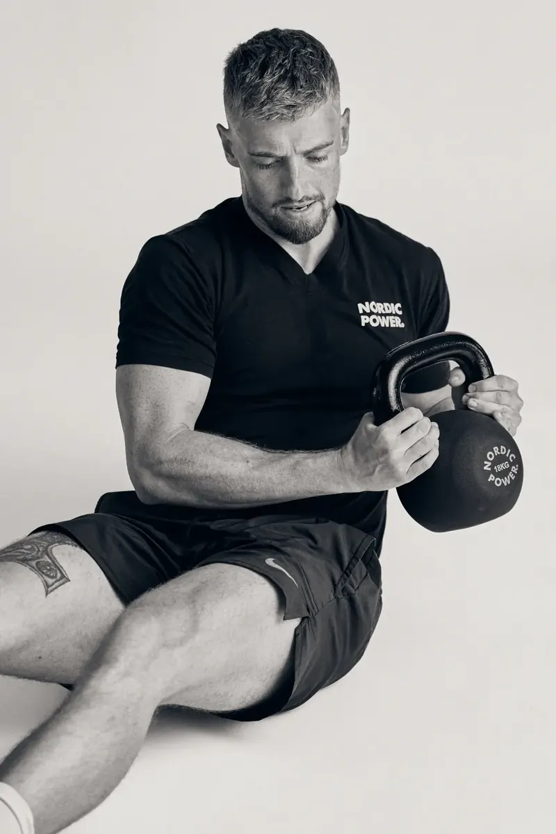 Mand laver roning med kettlebell